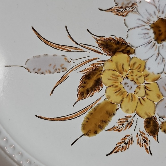 Vintage Crowning Fashion Floral Beige, White, Gray, + Brown 10.75" Dinner Plate - Picture 4 of 8